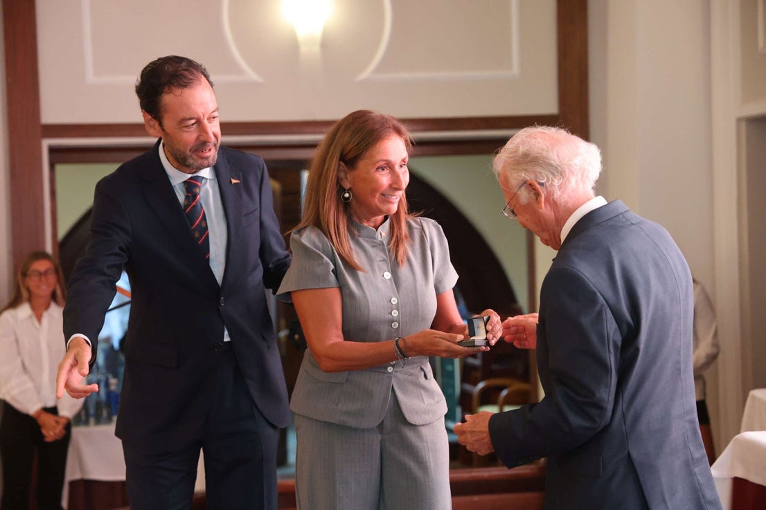 El Club de Regatas de Gijón homenajea a 10 socias de honor