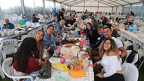 Pádel solidario y música en directo marcan el inicio de los festejos del Club Santa Olaya