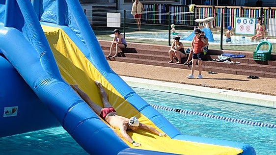 El Club Santa Olaya de Gijón calma el calor con el Día del Agua en sus fiestas