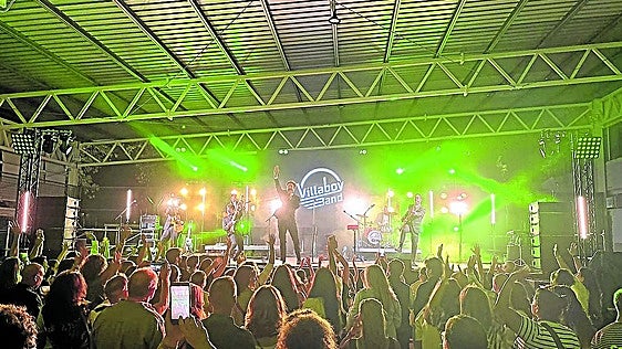 Los fuegos del Grupo, en Gijón, llaman a La Santina