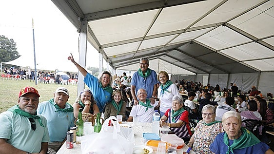 La lluvia no consigue aguar la fiesta y la tradición en San Adriano