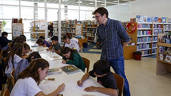 Jornadas del cómic de Avilés: quince niños, ávidos por aprender con Max Vento, se estrenan con diferentes personajes