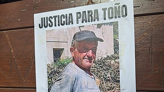 Cuevas del Agua amanece cubierta de carteles pidiendo justicia por Toño, el ganadero asesinado hace un año