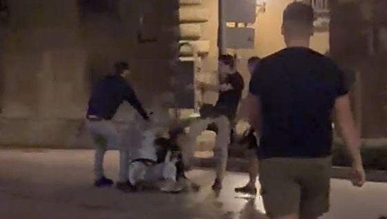 La ministra de Sanidad, tras la agresión a dos activistas en Oviedo: «Los discursos de odio no se quedan en el atril»