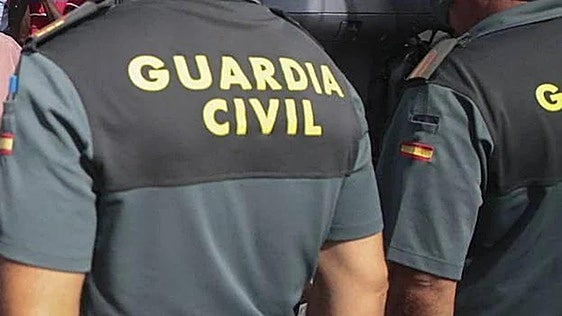 Muere un motorista en un accidente de tráfico en Valdés: salió despedido a la entrada de la playa de Cueva