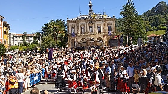 La Danza del Portal abarrota Villaviciosa de emoción y tradición