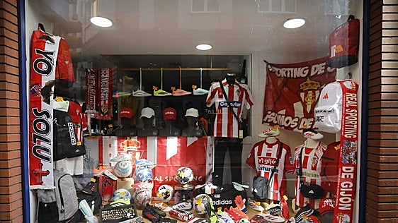 Los comercios de Gijón se tiñen de rojo y blanco por el Sporting con su concurso de escaparates