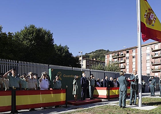 Izado de bandera en la inauguración del cuartel de la Guardia Civil.