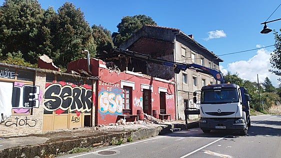 El Ayuntamiento de Castrillón derriba el bar Casa Gelo de Arnao por riesgo de derrumbe