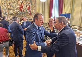 El consejero de Medio Rural, Marcelino Marcos, saluda al ministro de Agricultura, Luis Planas, en Madrid.
