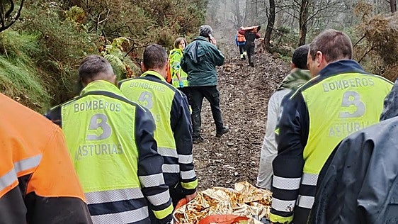 Herido grave un trabajador de 50 años tras caer en el monte en Coaña