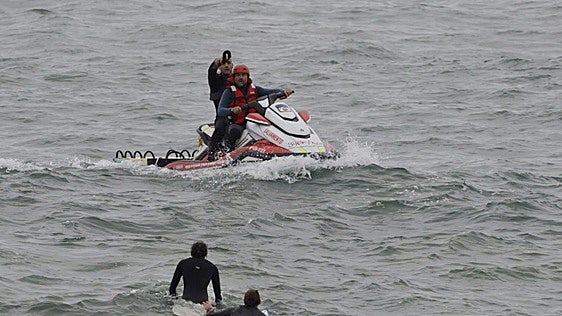 Amplio despliegue por cuatro surfistas en apuros en la playa de San Lorenzo, en Gijón
