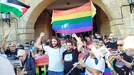 Multitudinaria concentración en Oviedo: «Hay una luz en Asturias que aleja las sombras del fascismo»