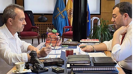 Adrián Barbón y Ovidio Zapico escenifican su unidad ante el último debate de la legislatura