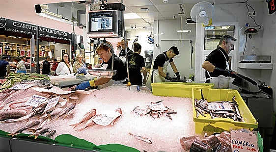 El mal tiempo y el cambio de arte dejan a las pescaderías avilesinas desabastecidas