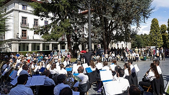 La SOF repartirá más de 2.500 bollos preñaos en el día grande de las fiestas de San Mateo en Oviedo