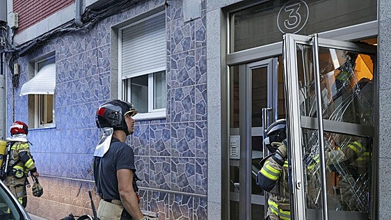 La explosión de un bote de gas dentro de un portal en Gijón deja importantes daños en el edificio