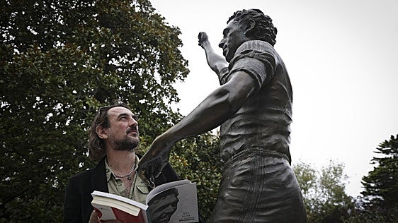 Igor Paskual, músico y escritor: «Quini es la demostración de que ser buena persona te puede llevar al éxito»