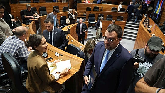 Barbón agita el miedo a un Gobierno de derechas y avisa al PP de «la misión temeraria de cabalgar un tigre»