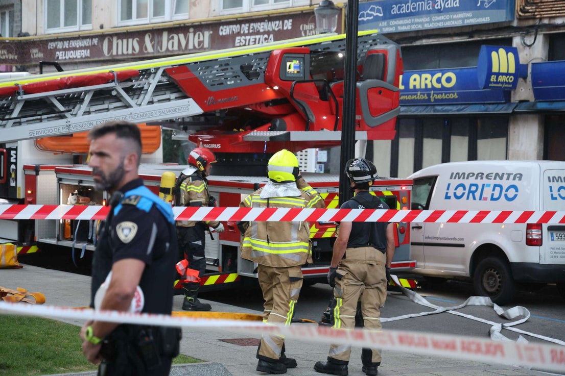 Rescatan a un perro en un incendio en un piso de Gijón