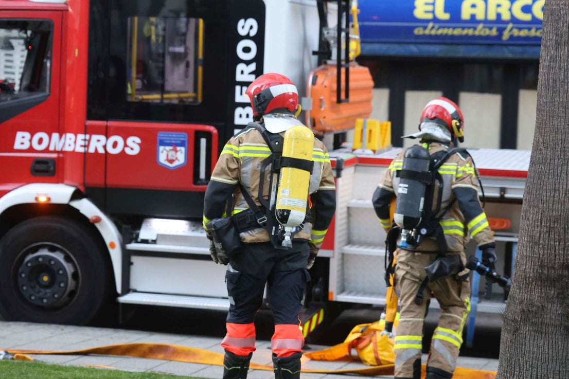 Rescatan a un perro en un incendio en un piso de Gijón