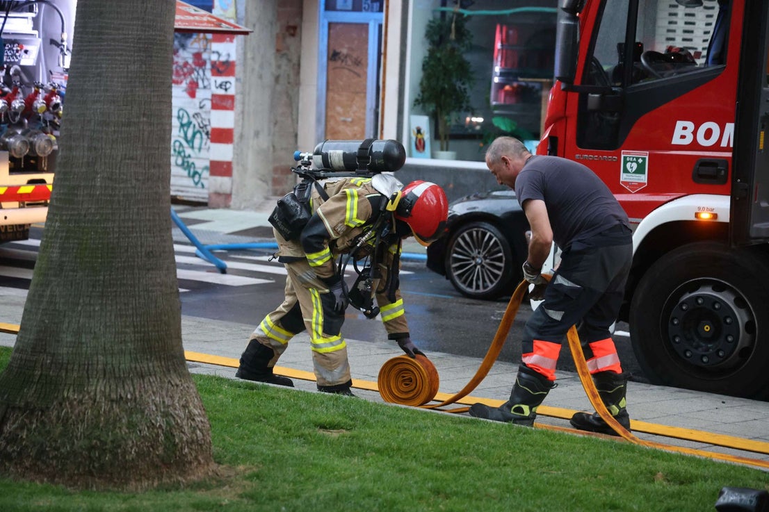 Rescatan a un perro en un incendio en un piso de Gijón