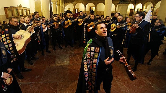 Gijón se asoma al balcón del Ayuntamiento para recibir a más de 250 tunos