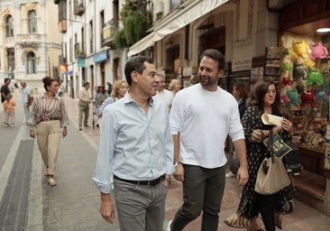 Juanma Moreno y Álvaro Queipo pasean por una de las calles del centro de Llanes.