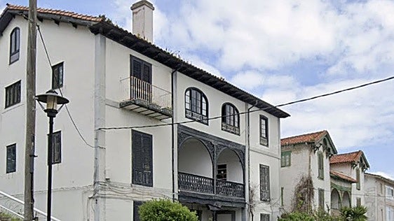 A la venta dos antiguas casonas de Asturias al lado del mar