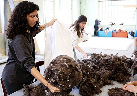 La artista, durante la creación de la obra que expuso el año pasado durante los Premios Princesa.