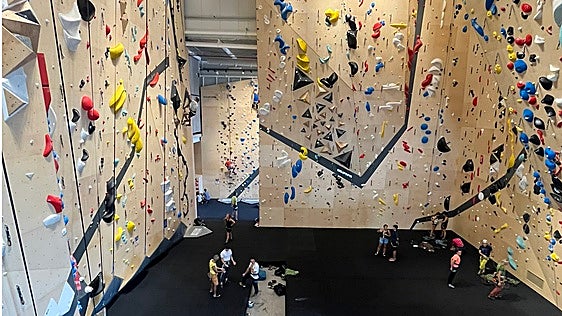 Sputnik despega en Lugones: abre el centro de escalada «mejor y más grande» de Asturias
