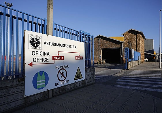 Acceso a las instalaciones de San Juan de Nieva de Azsa.