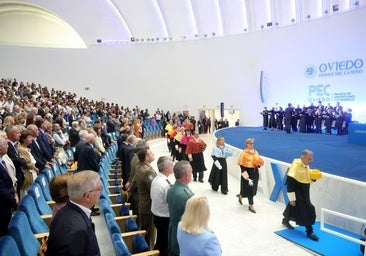 Entrada de los doctores de la UAX al acto de inauguración en el Palacio de Calatrava