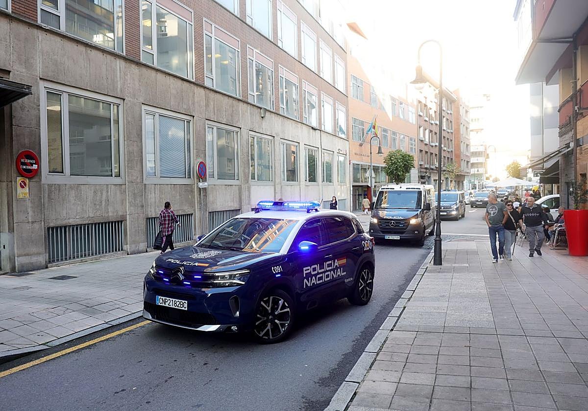 La Policía halla una maleta con 450.000 euros en la casa de uno de los agentes detenidos en Asturias por traficar con cocaína y anabolizantes