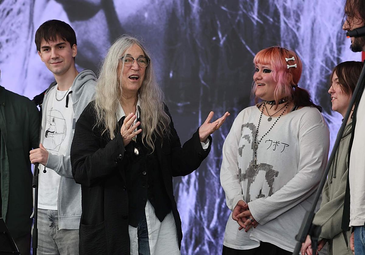 Patti Smith, con alumnos del IES Bernaldo de Quirós de Mieres.