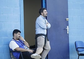Diego Baeza, el pasado sábado a pie de campo siguiendo el partido entre el Real Avilés y Unionistas en el Suárez Puerta.