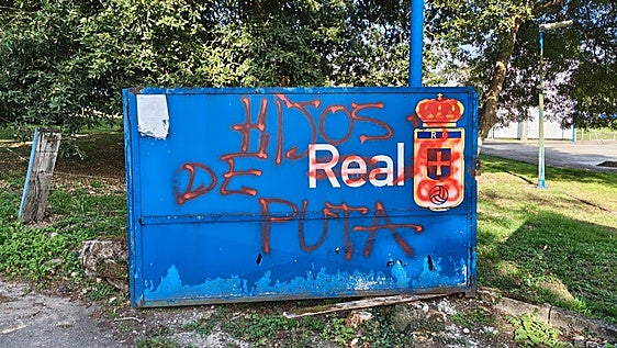 Cruce de pintadas e insultos en vísperas del derbi entre el Real Oviedo y el Sporting de Gijón
