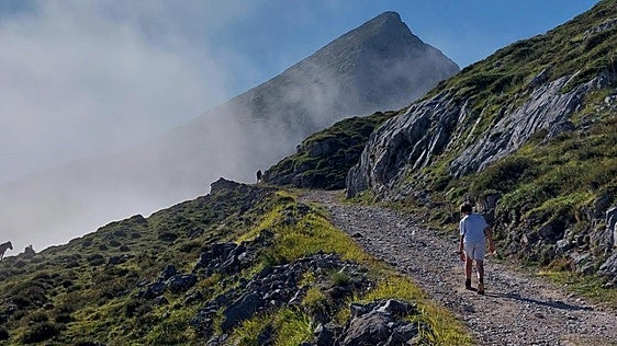 Los 'otros' Picos de Europa: rutas senderistas para descubrir su cara más amable