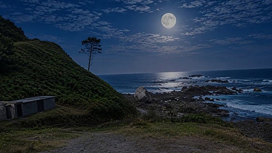 Una noche mágica de senderismo en Cudillero bajo la luna de agosto