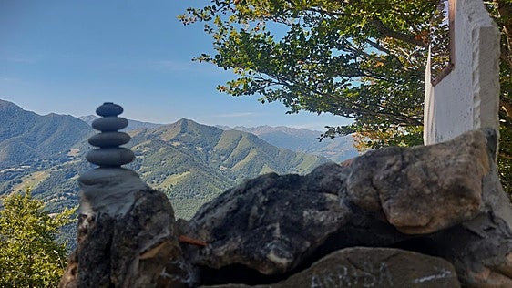 Dos pinganones y el Picu Coalnegro, una ruta por la montaña de Aller