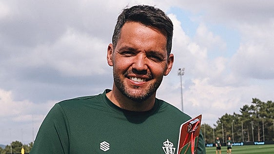 Larcamón ya se puede sentar en el banquillo del Sporting de Gijón