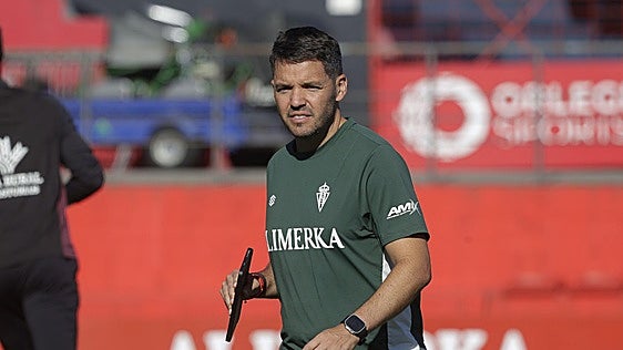 Larcamón, entrenador del Sporting de Gijón: «Queremos un partido redondo, con buen fútbol y una victoria»