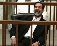 El juez ordena la expulsión del hermanastro de Sadam Husein del juicio