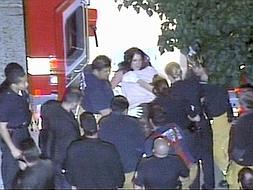 La cantante es llevada en camilla por unos agentes hasta una ambulancia. /AP
