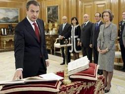 José Luis Rodríguez Zapatero, con la mano derecha sobre la Constitución, promete su cargo ante el Rey. /EFE