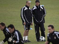 El entrenador del Real Madrid, Juande Ramos, consulta con el preparador físico Marcos Álvarez./ Efe