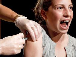 Una joven es vacunada contra el cáncer de cuello de útero en un centro sanitario. / Archivo