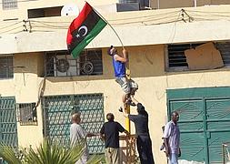 Los rebeldes libios celebran la toma del palacio de Gadafi. / Foto: Ap | Vídeo: Atlas