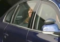 La Infanta Cristina, sonriente al salir de su casa de Barcelona. / Foto y video: Ep
