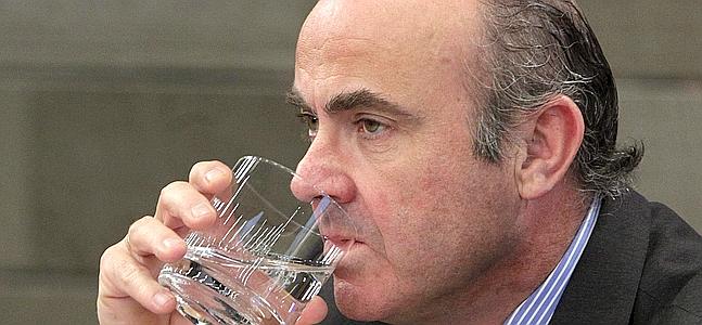 Luis de Guindos, durante la rueda de prensa. / Sergio Barrenechea (Efe)